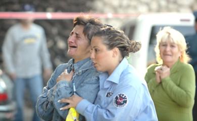 امرأة اسرائيلية تبكي من شدة الخوف الذي سببه احد الصواريخ الفلسطينية في بلدة سديروت