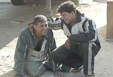 شابان عراقيان يبكيان خارج المشرحة بعد التعرف على جثت اقاربهما