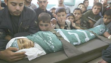 فلسطينيون يشيعون جثمان طفل قتل في الهجوم الاسرائيلي 