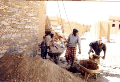 عمال بناء تقليديون في عمارة طينية