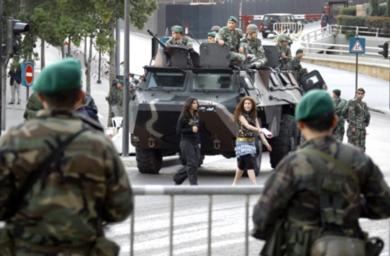 مدرعة لبنانية حاملة للجنود في احد شوارع بيروت قبل اجتماع مجلس الوزراء امس