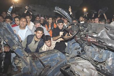 حطام السيارة التي كانت تقل نشطاء من كتائب الشهيد عز الدين القسام