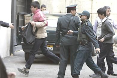 الشرطة الايرانية تقوم بإخلاء الطلبة من على المبنى