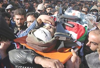 فلسطينيون يشيعون جثمان المجاهد عبدالرازق بكر أمس