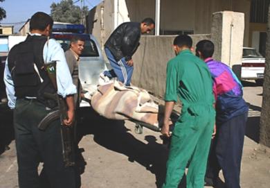 عراقيون ينقلون جثث القتلى