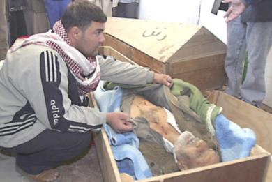 عراقي ينظر إلى جثة احد القتلى