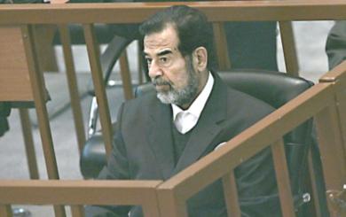 الرئيس العراقي السابق صدام حسين في جلسة أمس