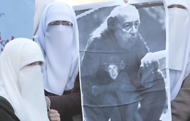نساء اردنيات حملن صورة الرئيس الاسرائيلي السابق آرييل شارون وهو على هيئة قرد