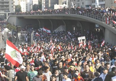 عشرات الالاف من المتظاهرين تدفقوا وسط بيروت حاملين الاعلام احتجاجا على عدم الخضوع لضغوطات غربية