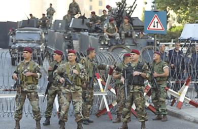 الجيش اللبناني يقف جنود الحراسه قرب السرايا الحكوميه في بيروت قبل بدء مسيرة جماعات معارضة