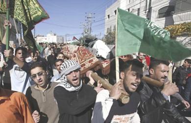 فلسطينيون يشيعون جثمان الشهيد بشار الذي قتل يوم أمس الأول