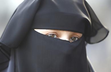 امرأة مسلمة تحتج على الحظر المفروض على المراه المسلمه في ارتداء البرقع العامة في لاهاي 