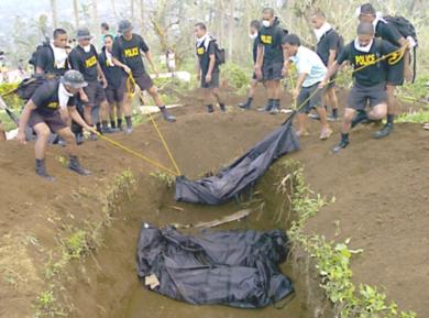 دفن جثث ضحايا الاعصار دوريان