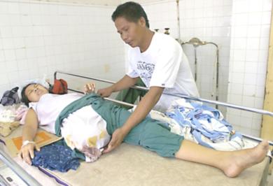 رجل فلبيني يساعد زوجته المصابه 