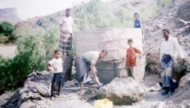 مجموعة من الشباب يتعاونون لبناء خزان