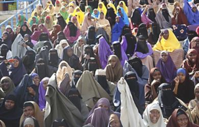 نساء صوماليات يرددن هتافات معادية للامريكان