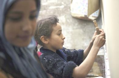 فتاة مصرية تعمل في احد المصانع للانسجة