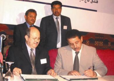 وزير النقل عمر العمودي وممثل الاسكوا نبيل صفوت أثناء توقيع الاتفاقية