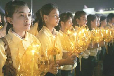 التايلانديون يرتدون قمصانا قطنية صفراء يستقبلون ملكهم