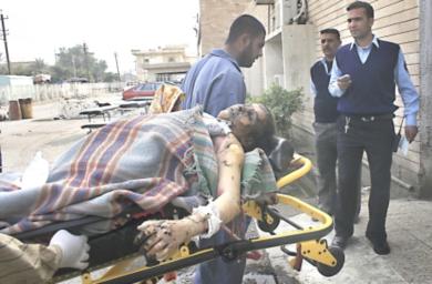 عراقيون ينقولون امرأة اصيبت بجروح خطرة إلى المستشفى