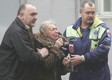 امرأة روسية تبكي بعد مقتل قريبتها في المستشفى
