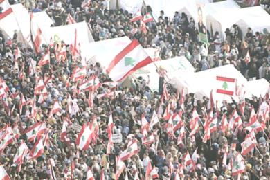 متظاهرون يهتفون بــ "بيروت بيروت حرة حرة والسنيورة اطلع بره"
