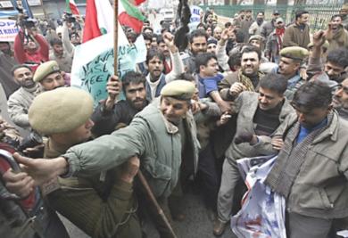 متظاهرون يشتيكون مع الشرطة الهندية في إقليم كشمير 
