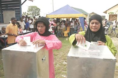 نساء اندونيسيات ذهبنا للاقتراع صباح أمس