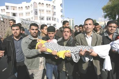 فلسطينيون غاضبون يشيعون جثامين الشهداء الابرياء