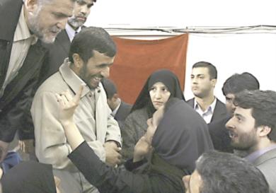 الرئيس الايراني محمود احمدي نجاد يتكلم مع احدى الطالبات 