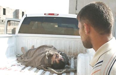 عراقي ينظر إلى جثة احد القتلى