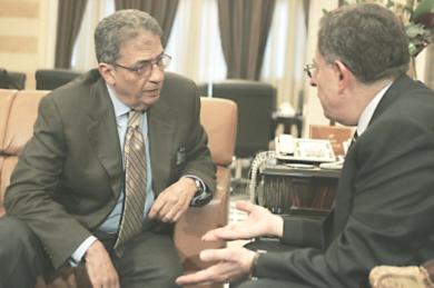 الامين العام لجامعة الدول العربية عمرو موسى يتحدث مع رئيس الوزراء اللبناني فؤاد السنيورة لانهاء الازمة