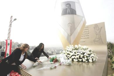 امرأتان لبنانيتان تضعان الورد على قبر جبران تويني