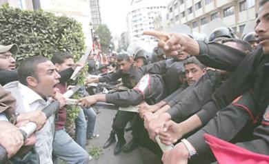 متظاهرون يشتبكون مع قوات مكافحة الشغب