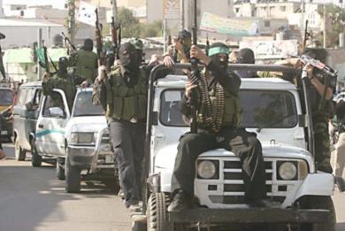 عناصر من حماس تنتشر في محيط قطاع غزة وتشتبك مع قوات الامن