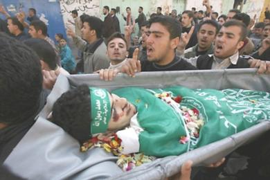 فلسطينيون يشيعون جثمان عبدالرحمن نصار