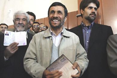 الرئيس الايراني محمود احمدي نجاد أثناء اقتراعه يوم أمس