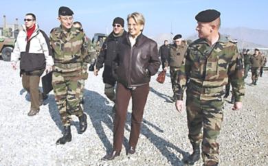 وزيرة الدفاع الفرنسية ميشال اليو - ماري في زيارة إلى أفغانستان