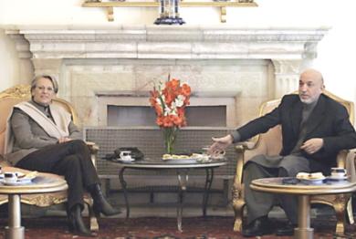الرئيس الافغاني حامد كرزاي مع وزيرة الدفاع الفرنسية ميشال آليو ماري
