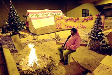 معارض مسيحي مؤيد لحزب الله يجلس امام خيمته وسط العاصمة بيروت