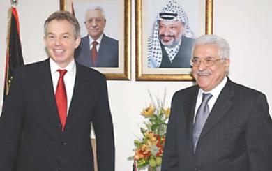 الرئيس الفلسطيني محمود عباس مع رئيس الوزراء البريطاني توني بلير