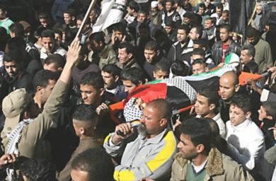 فلسطينيون يشيعون جثمان القتيل رامي أمس