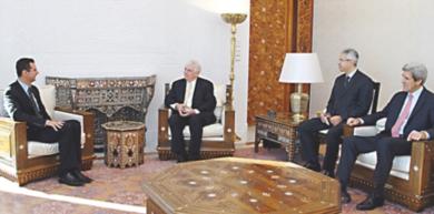الرئيس السوري بشار الاسد مع السناتورين جون كيري  وكريستوفر دود