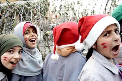 تلاميذ من مدرسة الوفاء يرددون شعارات لحزب الله بينما يلبسون قبعات سانتا كلوز امام المقر الحكومي وسط بيروت