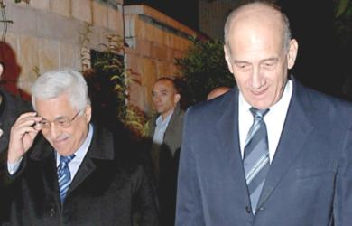 رئيس الوزراء الاسرائيلي إيهود أولمرت مع الرئيس الفلسطيني محمود عباس