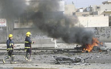 رجال الاطفاء يخمدون سيارة مفخخة في العراق