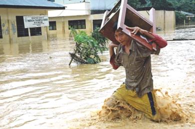 الألاف من السكان المحليين نزحوا من منازلهم بسبب الفيضانات