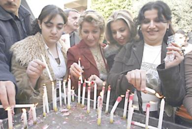 نساء عراقيات مسيحيات يضئن الشموع احتفالا بعيد الميلاد