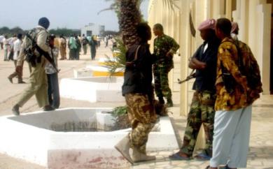 مقاتلو المحاكم الإسلامية في مطار مقديشو الدولي أمس