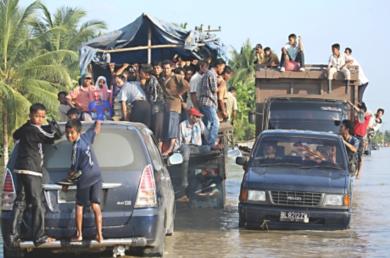 نزوح الألاف من السكان المحليين بسبب الفيضانات